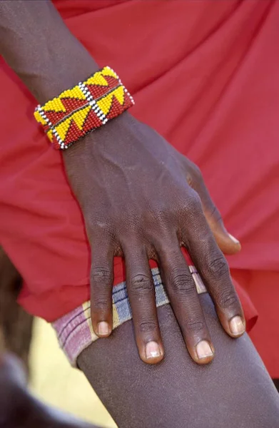 ケニア 東アフリカ マサタイ マサイ 赤黄色のブレスレット 東アフリカ マサタイまたはマサイ 赤い黄色のブレスレットケニア 東アフリカの手首 — ストック写真