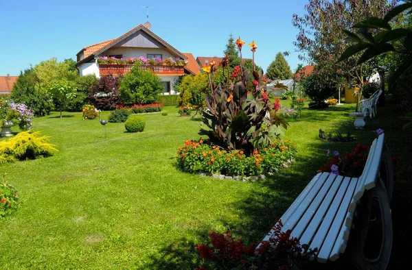 庭の座席 庭の夏の住宅の庭エリア 庭のベンチ 装飾的な庭 — ストック写真