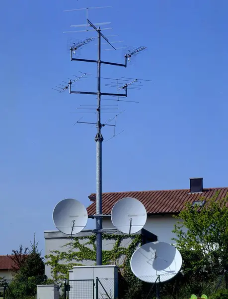 Ραδιοκεραίες Και Δορυφορικά Πιάτα Σύστημα Ραδιοεπικοινωνίας Αναλογικό Και Ψηφιακό Ηλεκτρικό — Φωτογραφία Αρχείου