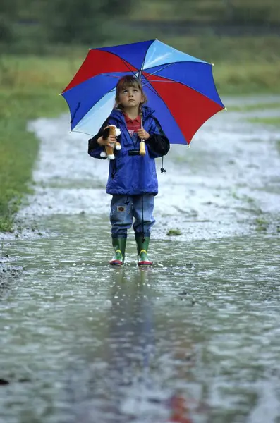 Dívky Deštníkem Vodní Louží — Stock fotografie