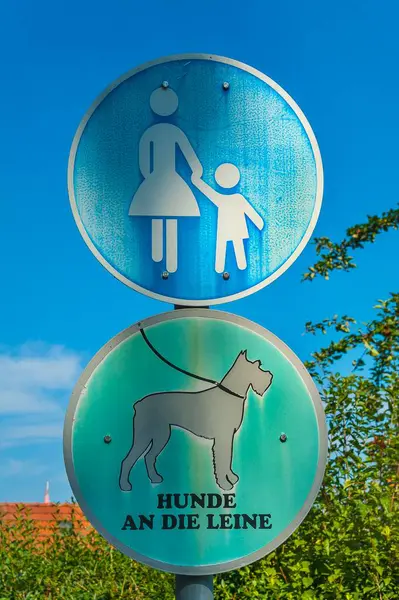 Mandatory signs, pedestrian path and dogs on a leash, Munich, Upper Bavaria, Bavaria, Germany, Europe