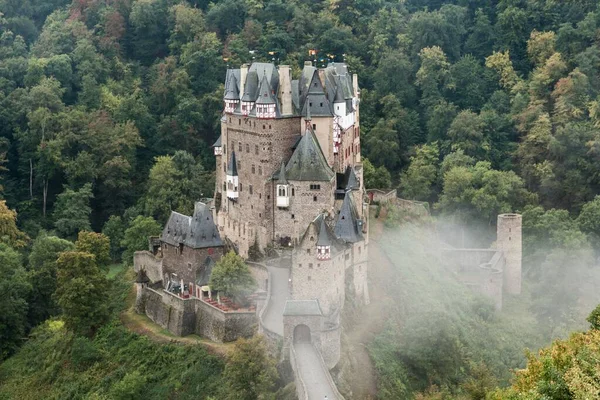 Замок Эльц Гербенбург Мнстермайфельд Визем Фелль Рейнланд Пфальц Германия Европа — стоковое фото