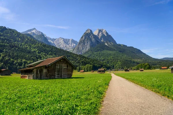 Fernradweg Claudia Augusta Zugspitze Hintergrund Berglandschaft Alpenüberquerung Tegernauweg Bei Grainau — Stockfoto