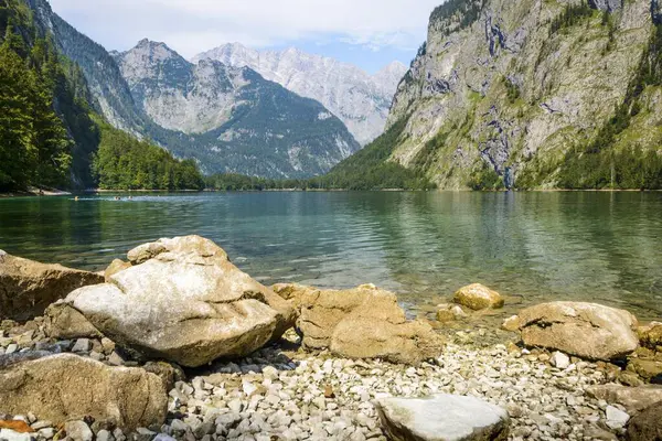 Kamienny Brzeg Jezioro Obersee Górskie Jezioro Krajobraz Górski Masywem Watzmanna — Zdjęcie stockowe