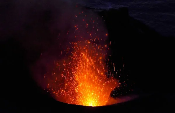 Erupção Vulcão Camada Stromboli Noite Ilha Stromboli Ilhas Lipari Itália — Fotografia de Stock