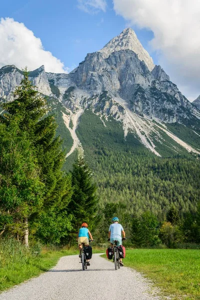 Two mountain bikers, on the cycle path Via Claudia Augusta, alpine crossing, at the back Sonnenspitze, mountain landscape, Tyrolean Alps, alpine crossing, near Ehrwald, Tyrol, Austria, Europe