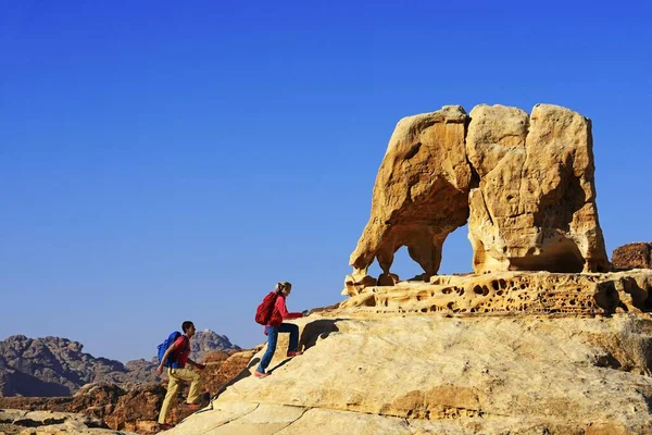 Caminhantes Escalam Elephant Rock Fora Petra Wadi Musa Jordânia Ásia — Fotografia de Stock