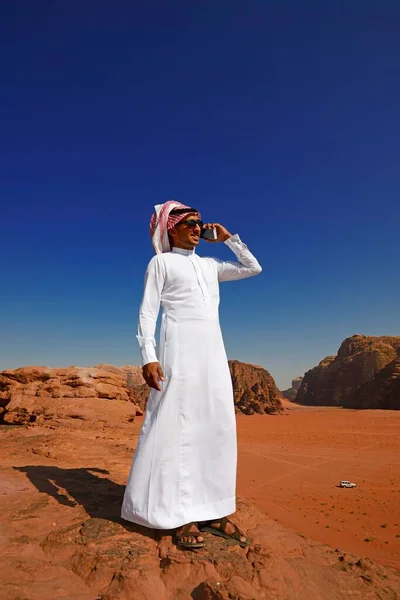 Bedouin Använder Sin Smartphone Rock Arch Borg Alsagheer Wadi Rum — Stockfoto