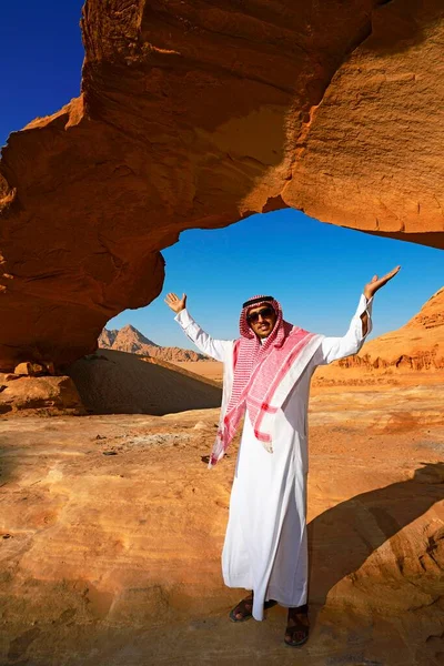 Бедуин Rock Arch Kharza Вади Рум Иордания Азия — стоковое фото