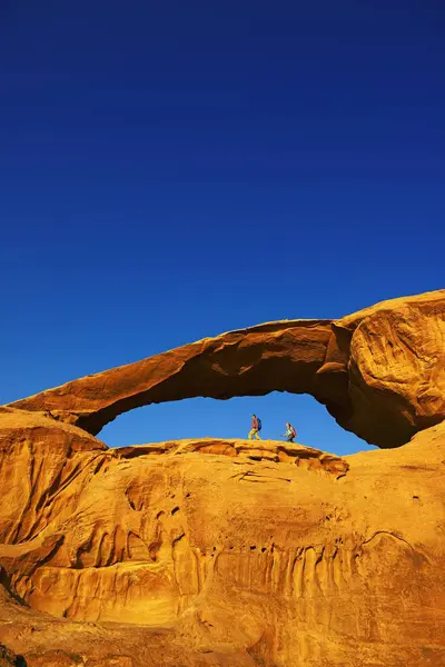 Couple Hiking Rock Arch Kharza Wadi Rum Jordan Asia — Stock Photo, Image