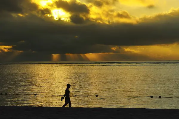 Woman Walking Sunset Cloudy Atmosphere Beach Morne Indian Ocean Mauritius — Stock Photo, Image