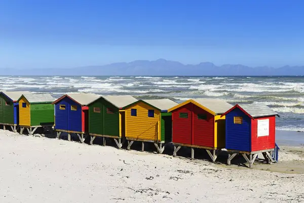 南非西开普省法尔斯湾Muizenberg沙滩上五彩斑斓的海滨别墅 — 图库照片
