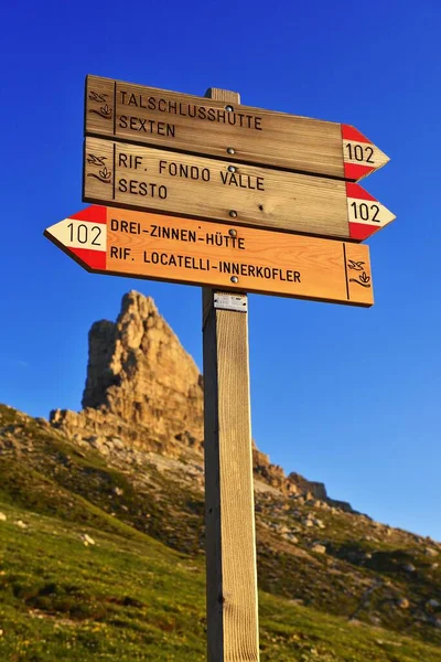 Signpost Three Peaks Lavaredo Mountain Hut Front Summit Toblinger Knoten — Stock Photo, Image