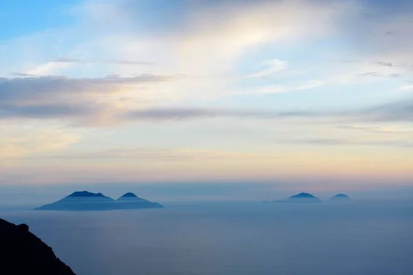 サリーナ リパリまたはエオリア諸島 シチリア イタリア ヨーロッパのクレーターリムからの眺め — ストック写真