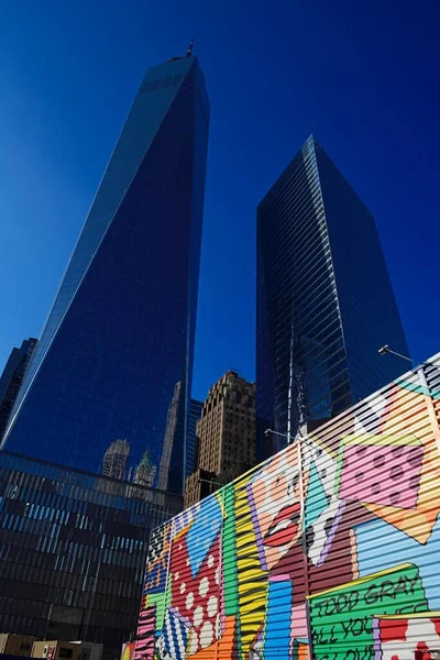 Situs Bangunan Dengan Grafiti Didekorasi Dinding Depan One World Trade — Stok Foto