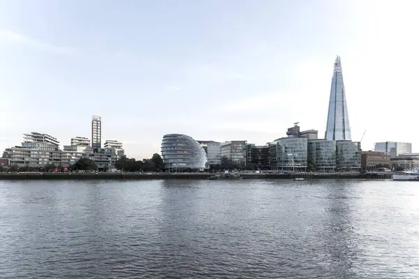 Theems Met Stadhuis Wolkenkrabber Shard Londen Groot Brittannië — Stockfoto