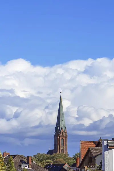 Neogotycka Wieża Kościoła Mikołaja Zachmurzone Niebo Lneburg Dolna Saksonia Niemcy — Zdjęcie stockowe