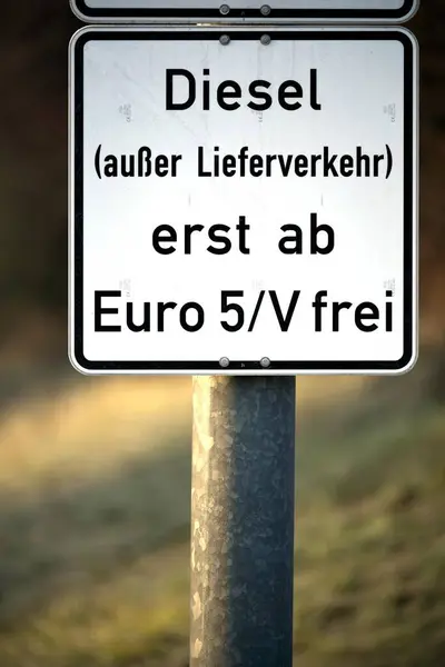 Znak Drogowy Pierwszy Ogólnoobszarowy Zakaz Miejskiego Oleju Napędowego 2019 Euro — Zdjęcie stockowe