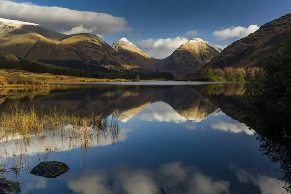 Loch Urr Met Reflectie Van Stob Coire Stob Dubh Glen — Stockfoto