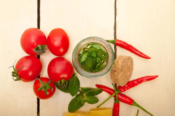 Italiaanse Pasta Paccheri Schiaffoni Met Tomatenmunt Chili Peperingrediënten Voedselfotografie Voedselfotografie — Stockfoto