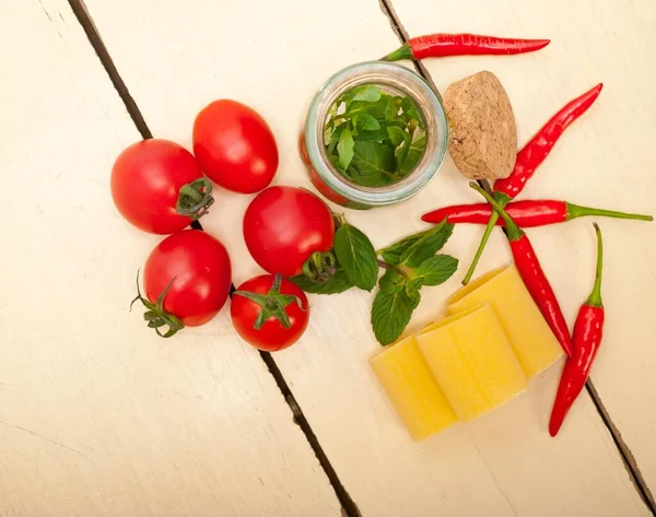 Italiaanse Pasta Paccheri Schiaffoni Met Tomatenmunt Chili Peperingrediënten Voedselfotografie Voedselfotografie — Stockfoto