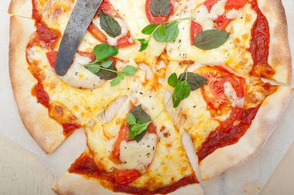 Italiensk Traditionell Pizza Margherita Tomat Mozzarella Och Basilika Mat Fotografi — Stockfoto