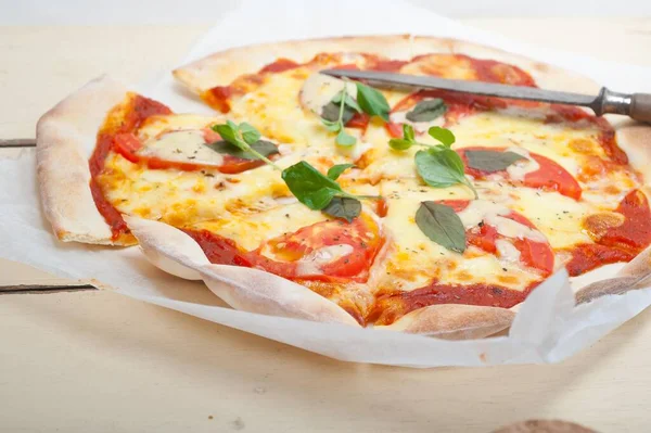 Italská Tradiční Pizza Margherita Rajče Mozzarella Bazalka Jídlo Fotografie Jídlo — Stock fotografie