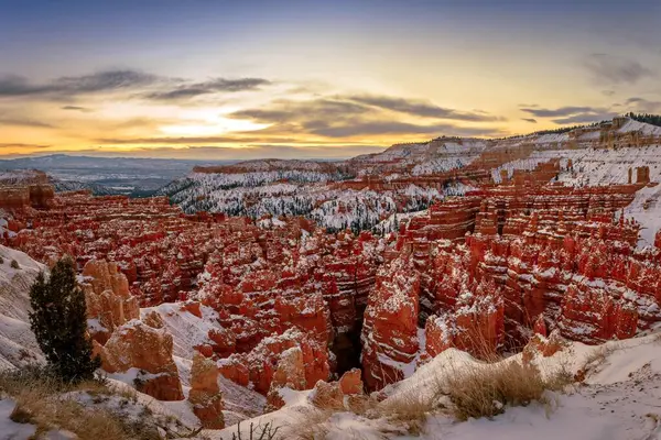 Amphitheatre at sunrise, snow-covered bizarre rocky landscape with Hoodoos in winter, Rim Trail, Bryce Canyon National Park, Utah, USA, North America