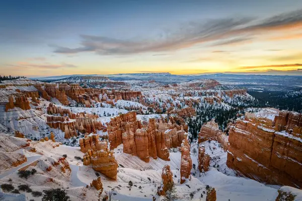 Sunrise, snow-covered bizarre rocky landscape with Hoodoos in winter, Sunset Point, Bryce Canyon National Park, Utah, USA, North America