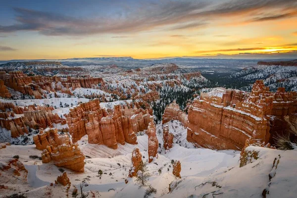 Sunrise, snow-covered bizarre rocky landscape with Hoodoos in winter, Sunset Point, Bryce Canyon National Park, Utah, USA, North America