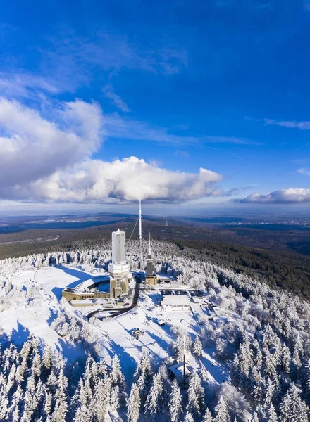 在德国黑森市雪崩线上方的格罗斯尔 费尔德伯格冬季播音 播送黑森广播电台的桅杆 — 图库照片