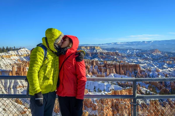 Young Couple Kissing Viewpoint Bizarre Snowy Rocky Landscape Hoodoos Winter — Stock Photo, Image