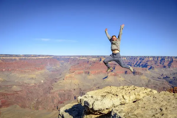 Jovem Pulando Frente Gigantesco Desfiladeiro Grand Canyon Vista Rim Trail — Fotografia de Stock