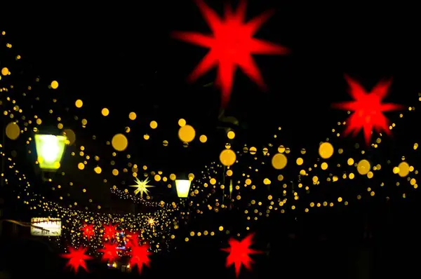 Φωτισμός Χριστουγέννων Κόκκινα Αστέρια Και Κίτρινες Λάμπες — Φωτογραφία Αρχείου