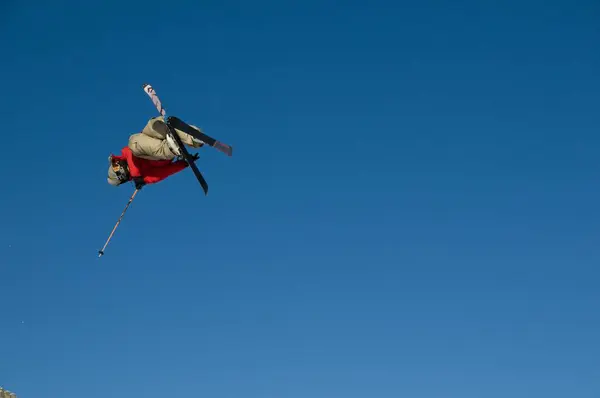 Skier Doing Somersault Blue Sky — Stock Photo, Image