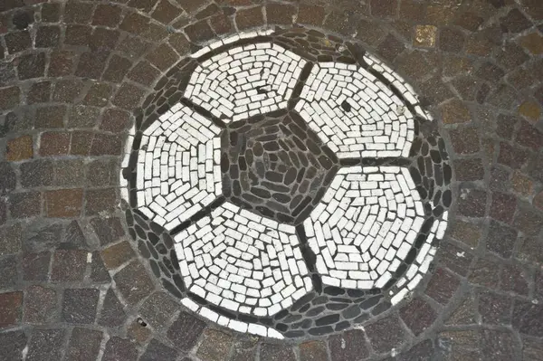 Balón Fútbol Mosaico Piedra Frente Una Tienda Friburgo Baden Wuerttemberg — Foto de Stock