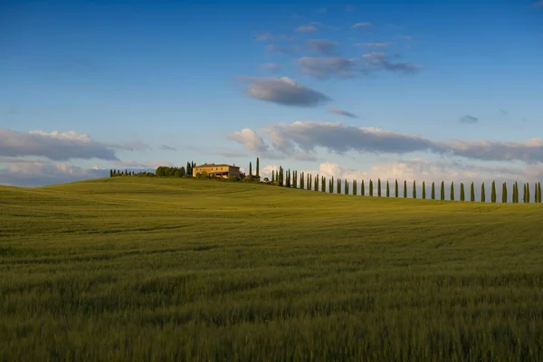 Orta Talya Tepedeki Çiftlik Evi Bulutlu Gökyüzü Manzaralı Güzel Bir — Stok fotoğraf