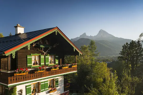 Geleneksel Ahşap Çiftlik Evi Watzmann Arkasında Berchtesgaden Berchtesgadener Toprakları Yukarı — Stok fotoğraf