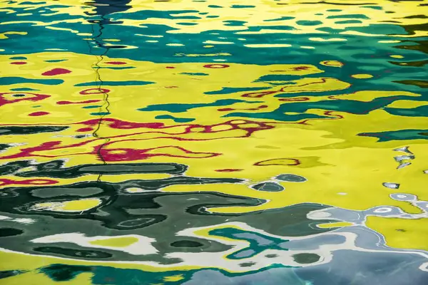 Suyun Renkli Yansıması — Stok fotoğraf