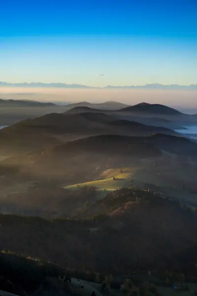 从Belchen南边的维也纳山谷和瑞士阿尔卑斯山观看 晨雾弥漫的空气 黑森林 德国巴登 符腾堡 — 图库照片