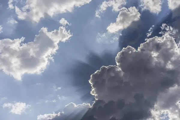 Nubes Oscuras Nubes Lluvia Con Sol Oculto Rayos Sol —  Fotos de Stock