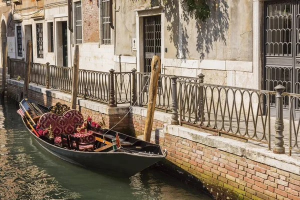 Moored Gondola Heart Shaped Pillow Narrow Canal Lined Historical Architectural — Stock Photo, Image