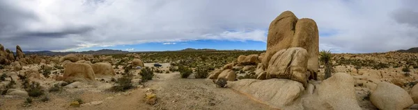 采购产品白色坦克营地 岩石形成 单一的花岗岩形成 拱形岩石自然小径 约书亚树国家公园 棕榈沙漠 加利福尼亚 — 图库照片