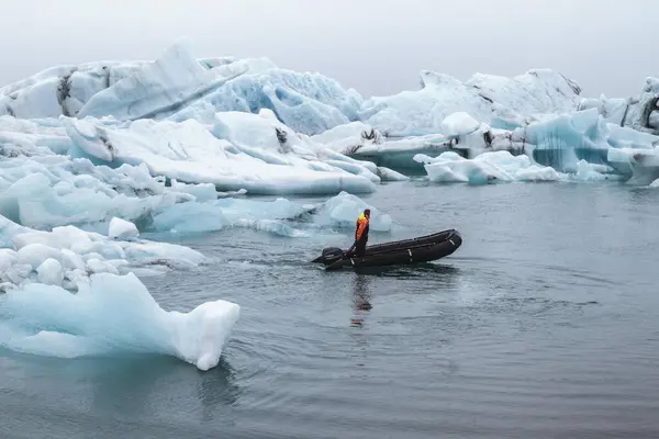 Motorový Člun Mezi Ledovci Ledovcovém Jezeře Jkulsrln Jižní Region Island — Stock fotografie