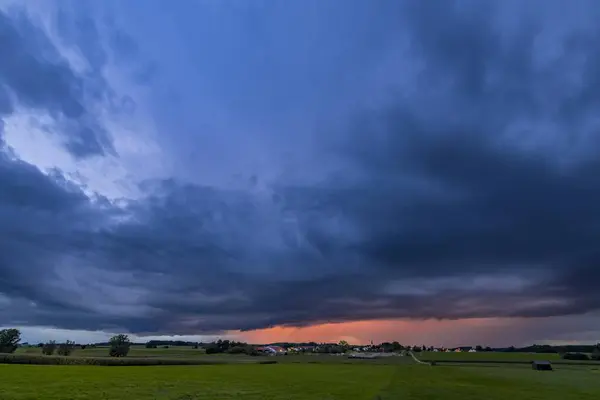 Thunderstorm Sky Μικρό Χωριό Και Λιβάδια Τοπίο Kngetry Unterallgu Βαυαρία — Φωτογραφία Αρχείου