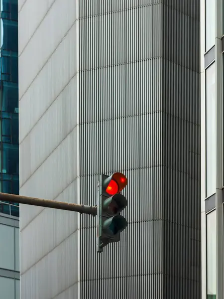 法兰克福市中心摩天大楼正面前的红色红绿灯 — 图库照片