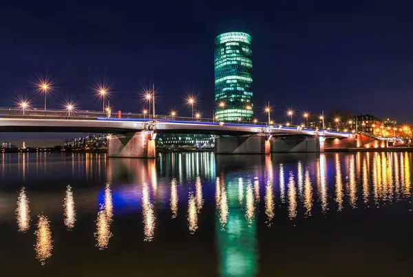 Blick Auf Friedensbrcke Mit Westhafenturm Lichtreflektion Main Schaumainkai Frankfurt Main — Stockfoto