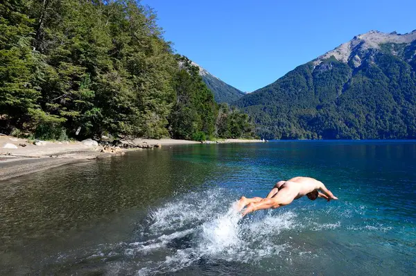 Hombre Desnudo Salta Cabeza Agua Fría Lago Traful Provincia Neuqun —  Fotos de Stock