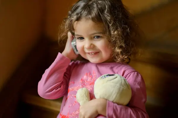 Chica Años Retrato Sienta Sonriendo Las Escaleras Con Teléfono Móvil —  Fotos de Stock