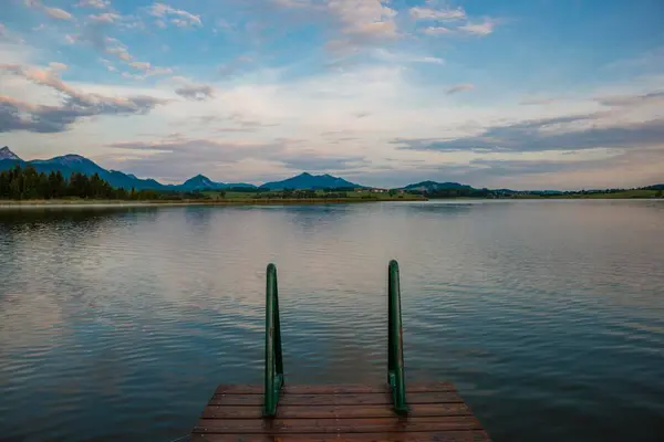 Jezioro Jetty Hopfensee Niedaleko Fuessen Ostallgaeu Allgaeu Górna Swabia Swabia — Zdjęcie stockowe